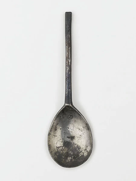 Spoon. Pewter spoon with a slip top, made in England in c.1600 with a circular