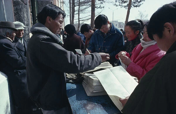 20073082. MONGOLIA Ulaanbaatar Newspaper vendor and customers