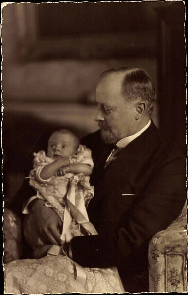 Ak Furst Leopold IV. zur Lippe mit Toddler im Arm (b  /  w photo)