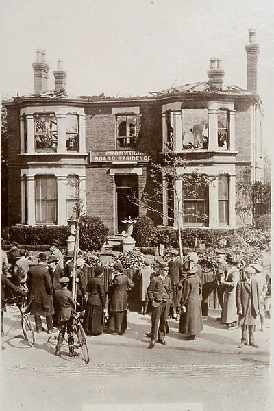 Boarding house on Cromwell Road damaged in a Zeppelin raid on Southend, Essex, 10 May 1915 (b  /  w photo)