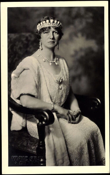 Photo Ak Duchess Victoria Adelheid of Saxony Coburg Gotha, Crown (b  /  w photo)