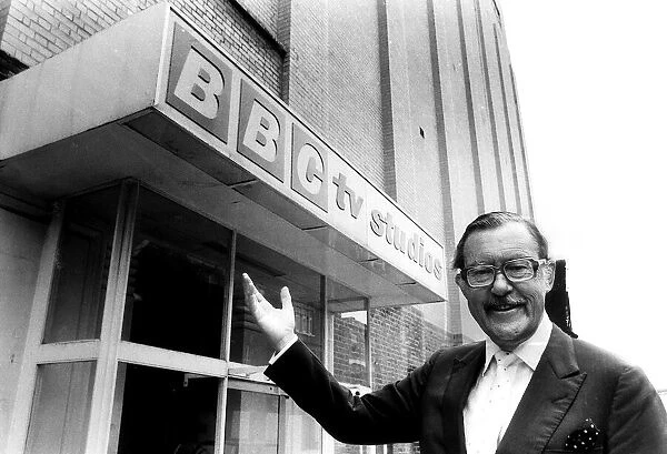 Alan Wicker TV presenter - August 1982 outside the BBC TV Studios A©Mirrorpix
