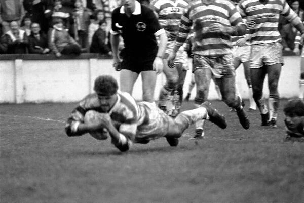 Leigh v. Wigan. Sport Rugby League. Scoring try. December 1985 PR-03-014