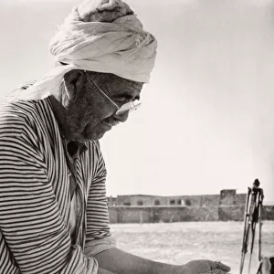 1943 - Syria - Homs - a man grading wheat grain