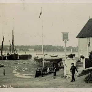 Butt & Oyster Inn, Pin Mill, Ipswich, Chelmondiston, Suffolk, England. Date: 1913
