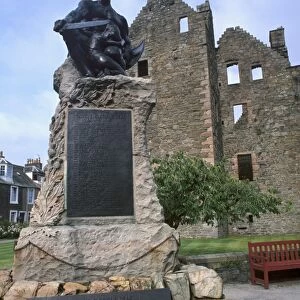 MacLellans Castle and World War I monument