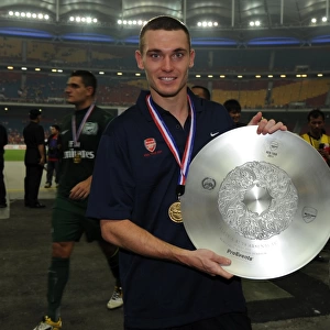 Thomas Vermaelen (Arsenal) with the winners trophy after the match. Malaysia XI 0: 4 Arsenal
