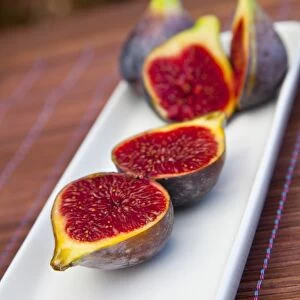 Organic figs, cut