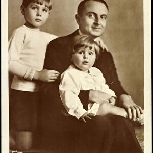 Ak Prince Paul of Yugoslavia with his children, nobility Serbia and Croatia (b / w photo)