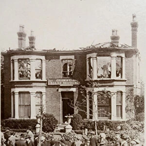 Boarding house on Cromwell Road damaged in a Zeppelin raid on Southend, Essex, 10 May 1915 (b / w photo)