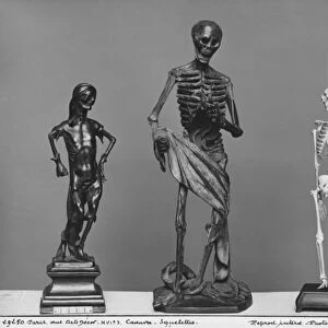 Corpse, skeletons (wood & bronze) (b / w photo)