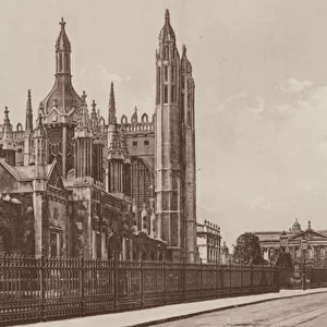 Front of Kings College, Cambridge (b / w photo)