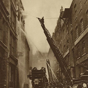 How the London Fire Brigade comes to grips with its enemy (b / w photo)