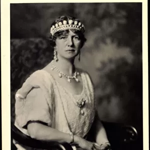 Photo Ak Duchess Victoria Adelheid of Saxony Coburg Gotha, Crown (b / w photo)