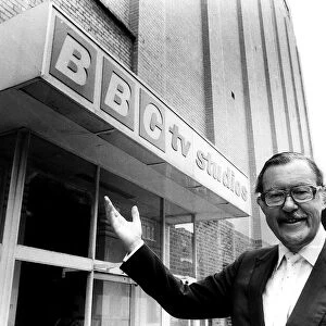 Alan Wicker TV presenter - August 1982 outside the BBC TV Studios A©Mirrorpix