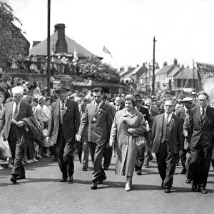 Bedlington Miners Picnic - The leaders walk to the picnic ground in front of the many