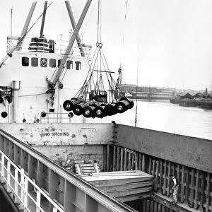 The Carlide from Norway getting unloaded from the "Pallas"in the Tyne