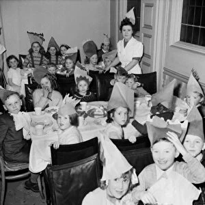 Childrens Christmas Party. December 1952 C6342-001
