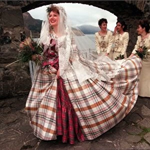 Lynne Johnston Clothes Show Bride of the Year March 1998 who married David Lonie at